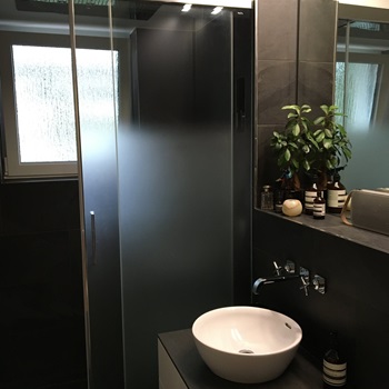 Neues Badezimmer in schwarz